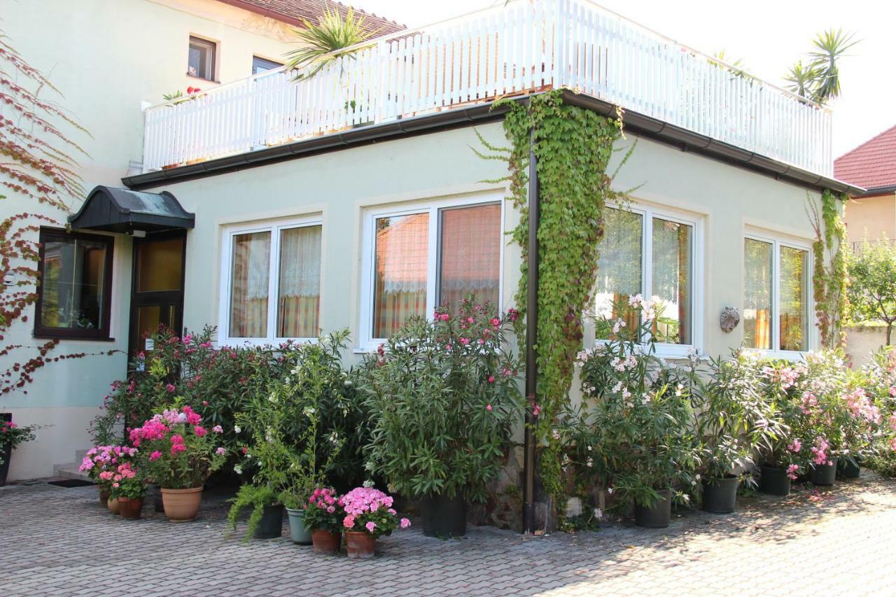 Weingut Pension Sommerhof Mörbisch am See Екстериор снимка